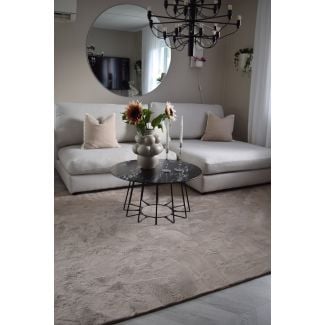 Denne produkten heter Cat, laget av Polyester materiale med en vakker Taupe farge – SE Mattor