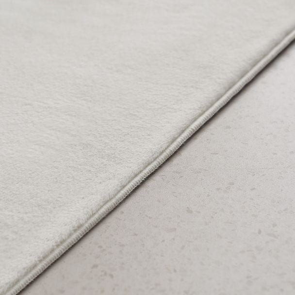 Denne produkten heter Cat, laget av Polyester materiale med en vakker Hvit farge – SE Mattor