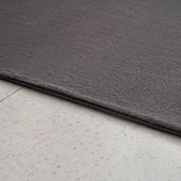 Denne produkten heter Cat, laget av Polyester materiale med en vakker Mørkegrå farge – SE Mattor