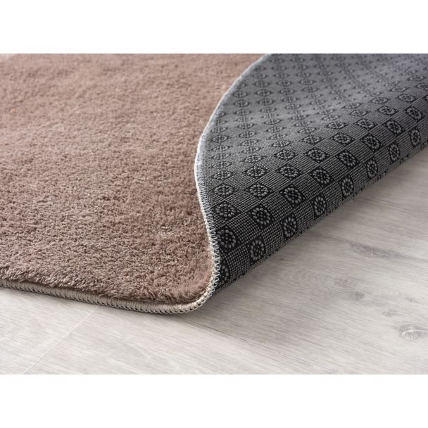 Denne produkten heter Cloudy, laget av Polyester materiale med en vakker Taupe farge – SE Mattor