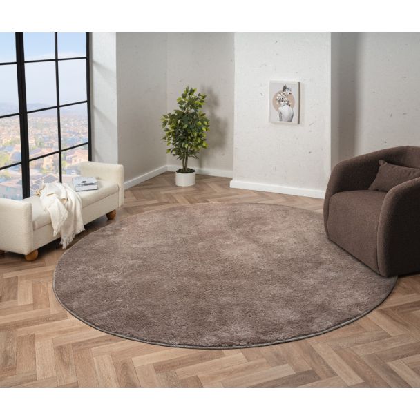 Denne produkten heter Cloudy, laget av Polyester materiale med en vakker Taupe farge – SE Mattor