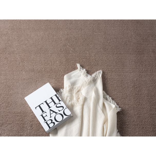 Denne produkten heter Cloudy, laget av Polyester materiale med en vakker Taupe farge – SE Mattor