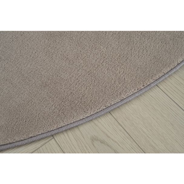 Denne produkten heter Comfy, laget av Polyester materiale med en vakker Greige farge – SE Mattor