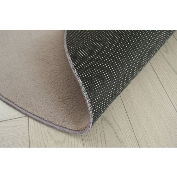 Denne produkten heter Comfy, laget av Polyester materiale med en vakker Greige farge – SE Mattor