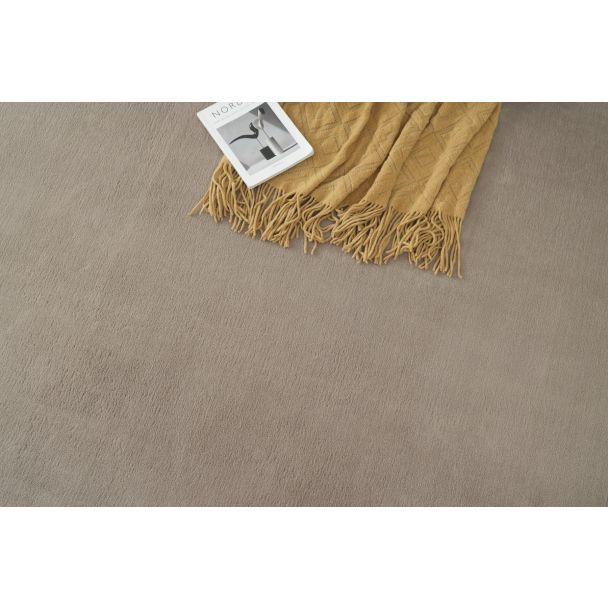 Denne produkten heter Comfy, laget av Polyester materiale med en vakker Greige farge – SE Mattor