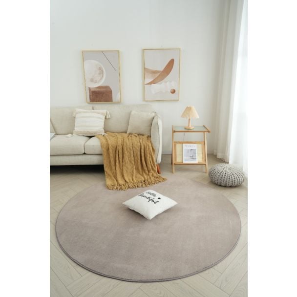Denne produkten heter Comfy, laget av Polyester materiale med en vakker Greige farge – SE Mattor