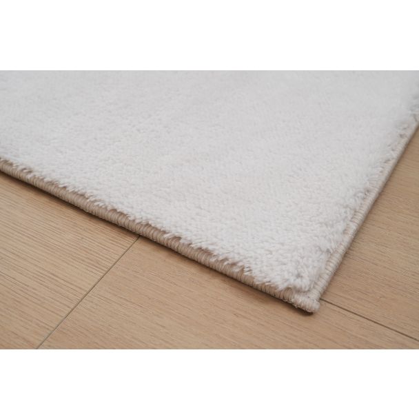 Denne produkten heter Fluffy, laget av Polyester materiale med en vakker Offwhite farge – SE Mattor