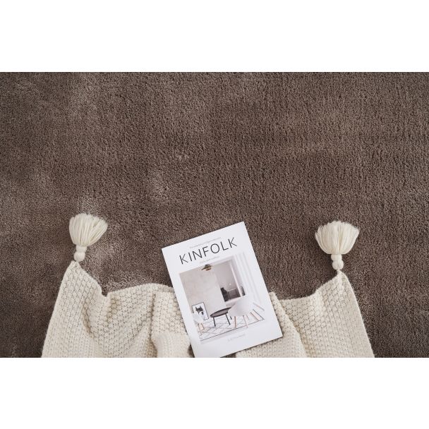 Denne produkten heter Fluffy, laget av Polyester materiale med en vakker Taupe farge – SE Mattor