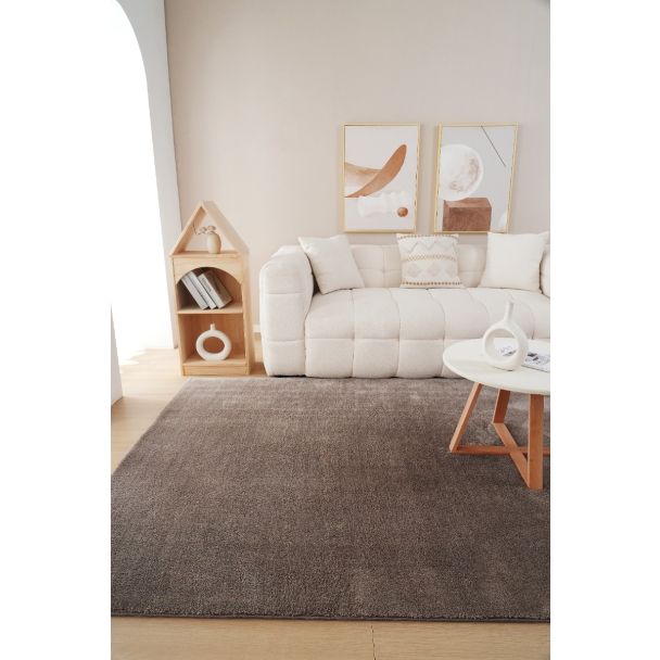 Denne produkten heter Fluffy, laget av Polyester materiale med en vakker Taupe farge – SE Mattor