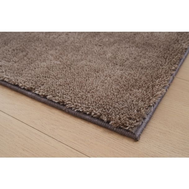 Denne produkten heter Fluffy, laget av Polyester materiale med en vakker Taupe farge – SE Mattor
