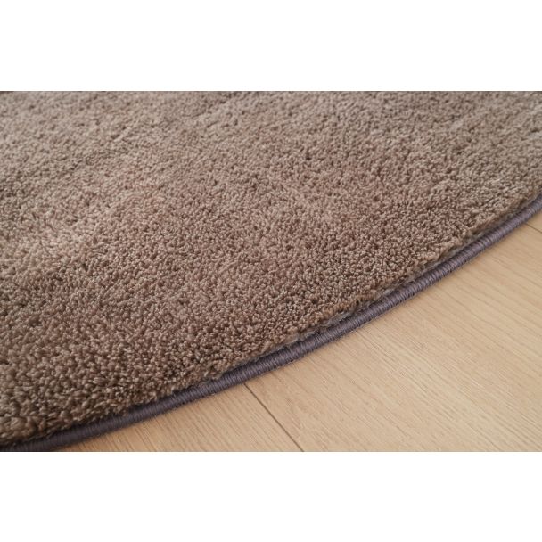 Denne produkten heter Fluffy, laget av Polyester materiale med en vakker Taupe farge – SE Mattor