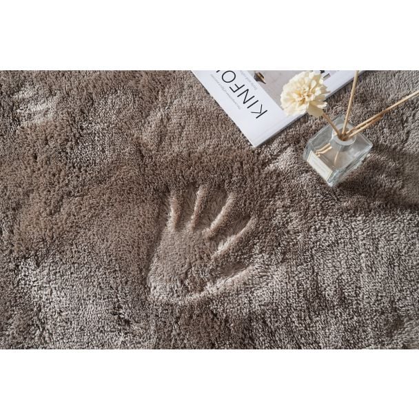 Denne produkten heter Fluffy, laget av Polyester materiale med en vakker Taupe farge – SE Mattor