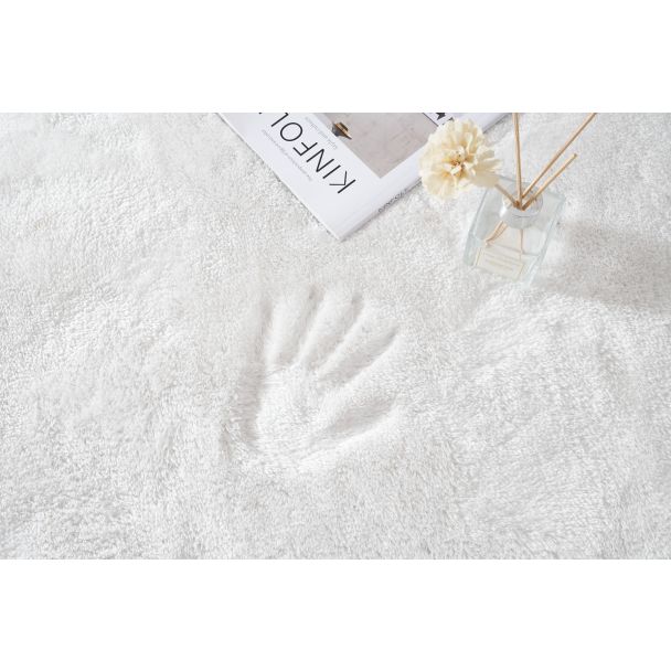 Denne produkten heter Fluffy, laget av Polyester materiale med en vakker Offwhite farge – SE Mattor