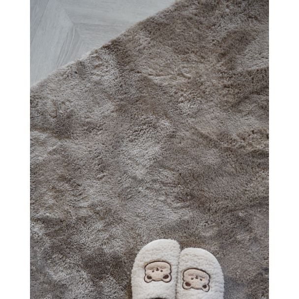 Denne produkten heter Fluffy, laget av Polyester materiale med en vakker Taupe farge – SE Mattor