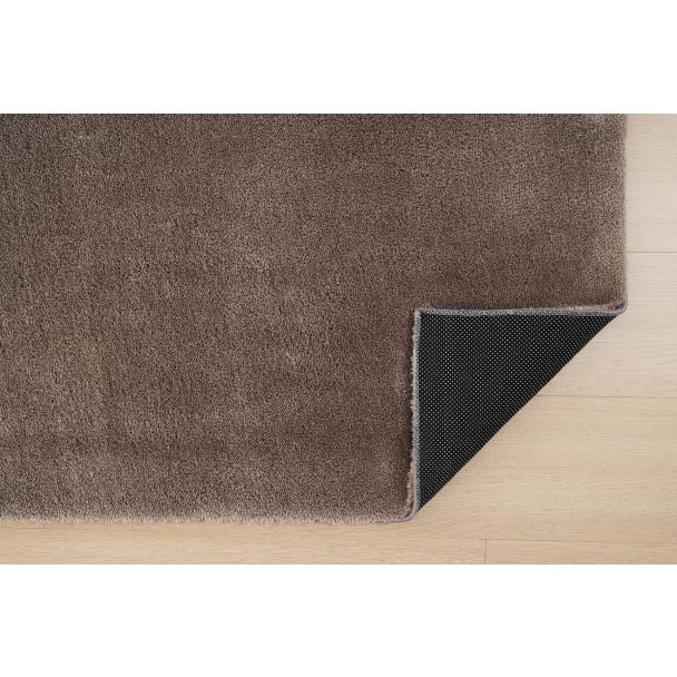 Denne produkten heter Fluffy, laget av Polyester materiale med en vakker Taupe farge – SE Mattor