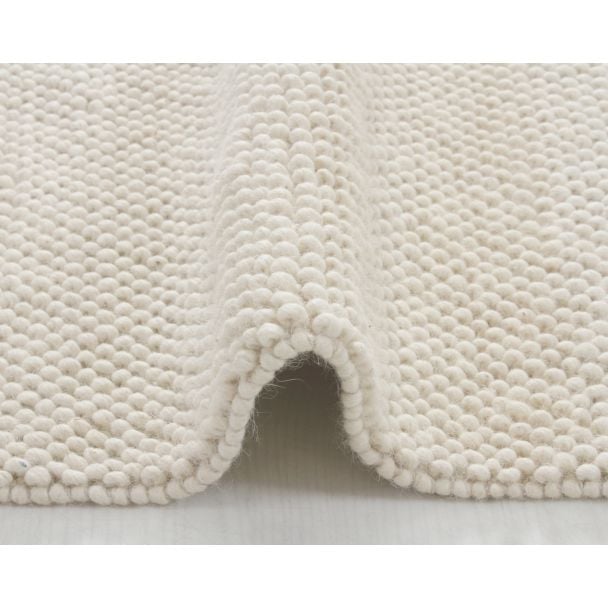 Denne produkten heter Haga, laget av 80% Ull & 20% Bomull materiale med en vakker Offwhite farge – SE Mattor