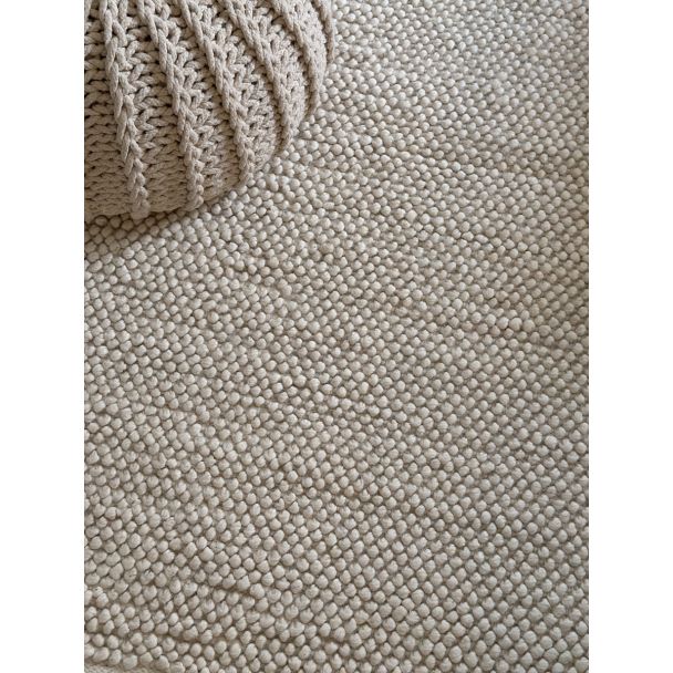 Denne produkten heter Haga, laget av 80% Ull & 20% Bomull materiale med en vakker Offwhite farge – SE Mattor