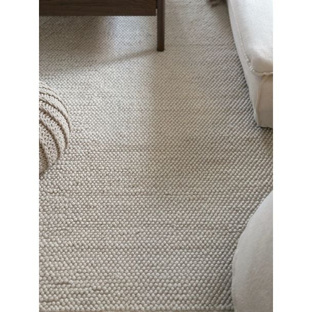 Denne produkten heter Haga, laget av 80% Ull & 20% Bomull materiale med en vakker Offwhite farge – SE Mattor