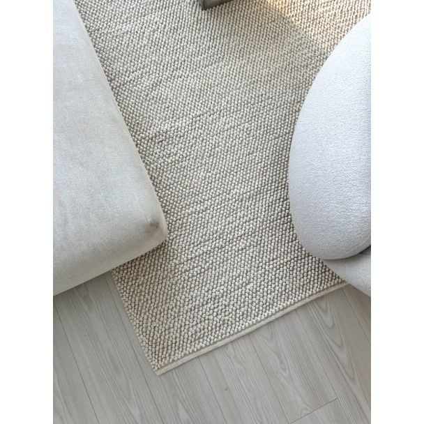 Denne produkten heter Haga, laget av 80% Ull & 20% Bomull materiale med en vakker Offwhite farge – SE Mattor