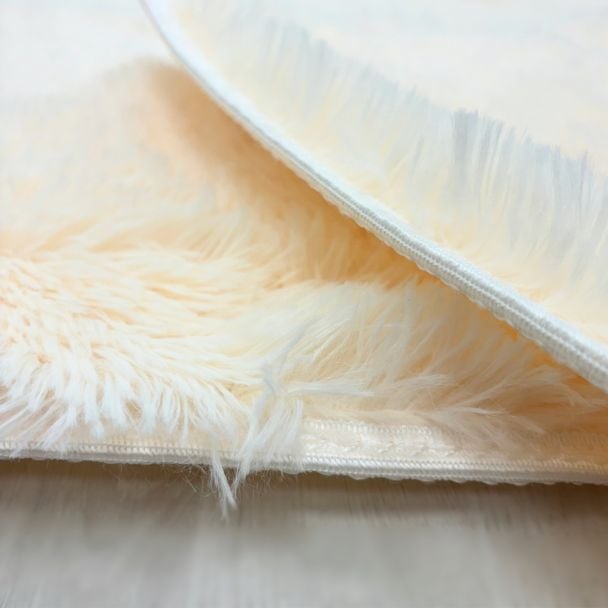 Denne produkten heter Julie, laget av Polyester materiale med en vakker Offwhite farge – SE Mattor