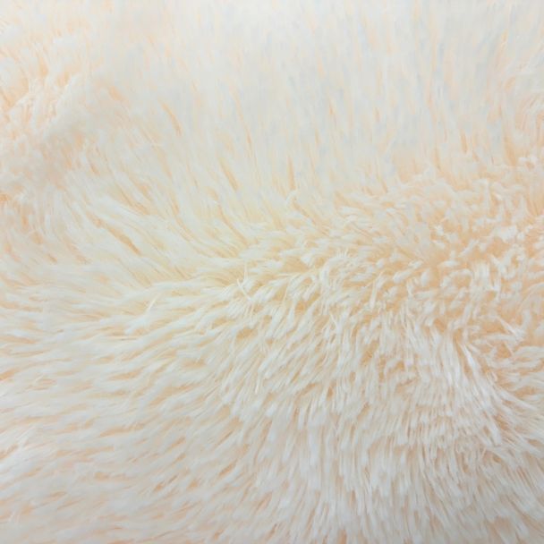 Denne produkten heter Julie, laget av Polyester materiale med en vakker Offwhite farge – SE Mattor
