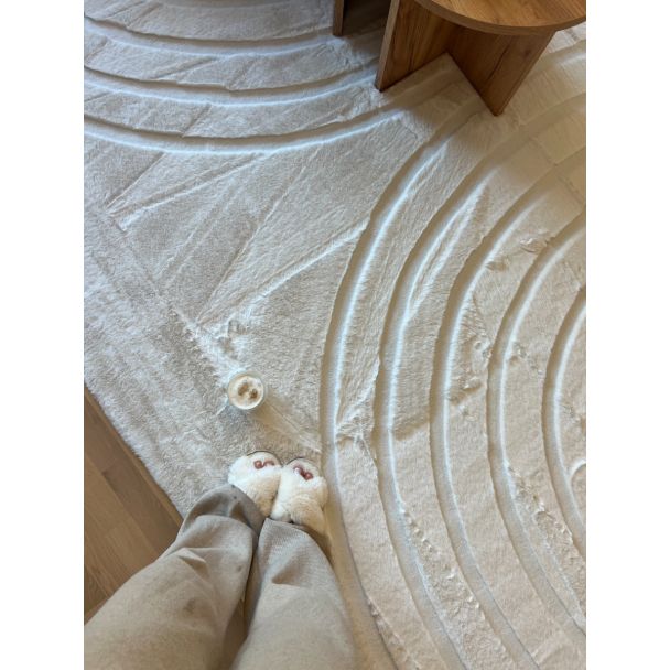 Denne produkten heter Rabbit Zen, laget av Polyester materiale med en vakker Offwhite farge – SE Mattor