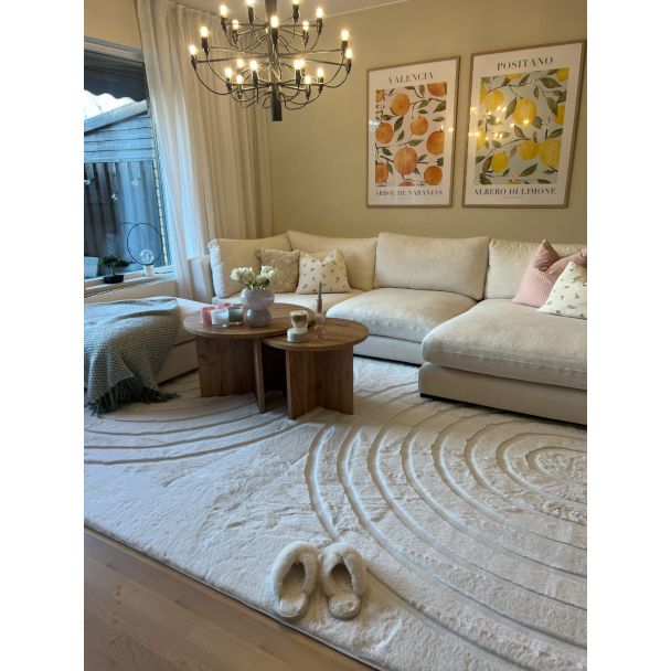 Denne produkten heter Rabbit Zen, laget av Polyester materiale med en vakker Offwhite farge – SE Mattor