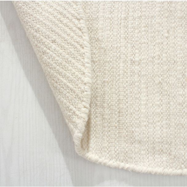 Denne produkten heter Molly, laget av 80% Ull & 20% Bomull materiale med en vakker Offwhite farge – SE Mattor