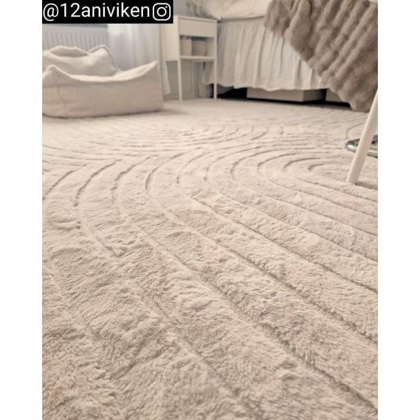 Denne produkten heter Rabbit Bene, laget av Polyester materiale med en vakker Lys Beige farge – SE Mattor