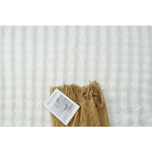 Denne produkten heter Rabbit Bubble, laget av Polyester materiale med en vakker Offwhite farge – SE Mattor