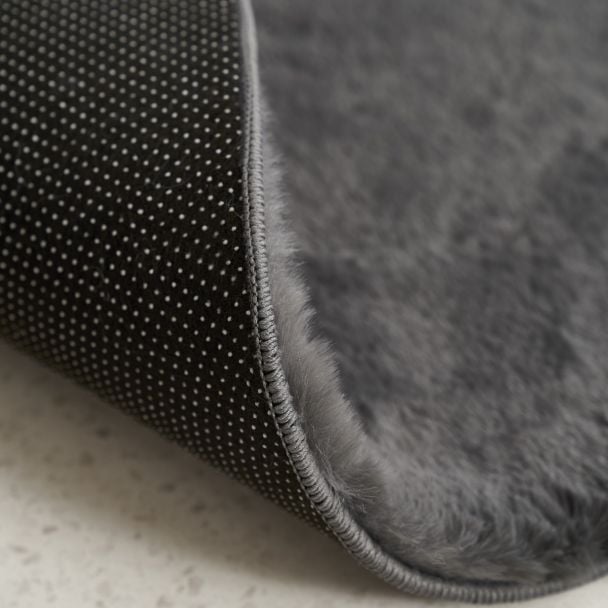 Denne produkten heter Rabbit Eco, laget av Polyester materiale med en vakker Mørkegrå farge – SE Mattor