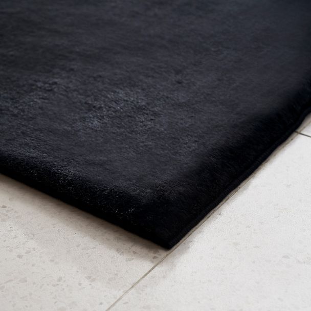 Denne produkten heter Rabbit Eco, laget av Polyester materiale med en vakker Svart farge – SE Mattor