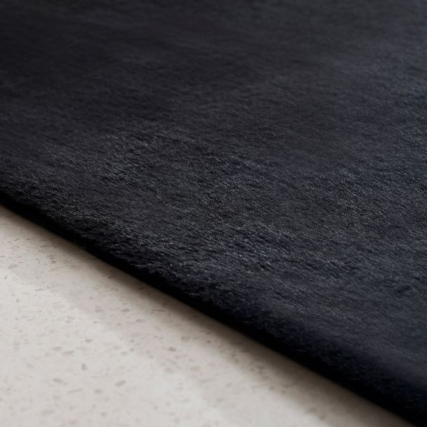Denne produkten heter Rabbit Eco, laget av Polyester materiale med en vakker Svart farge – SE Mattor