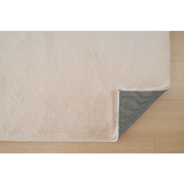 Denne produkten heter Rabbit Lux, laget av Polyester materiale med en vakker Lys Beige farge – SE Mattor