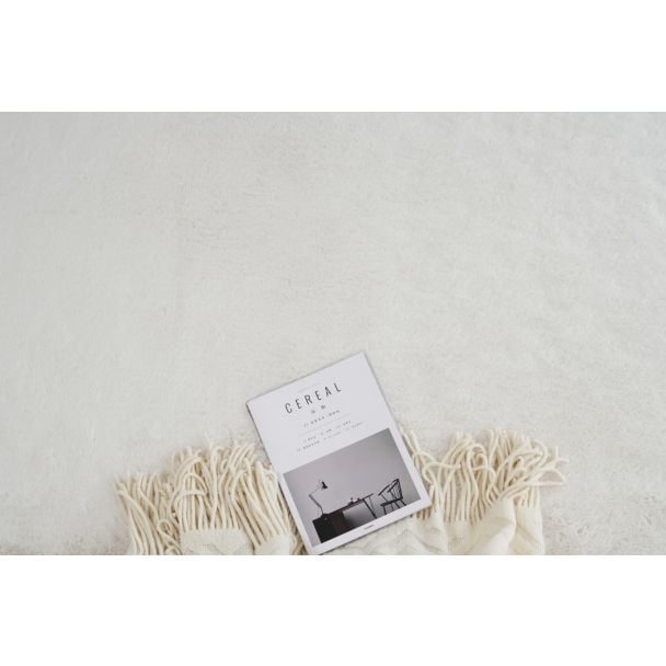Denne produkten heter Rabbit Lux, laget av Polyester materiale med en vakker Offwhite farge – SE Mattor