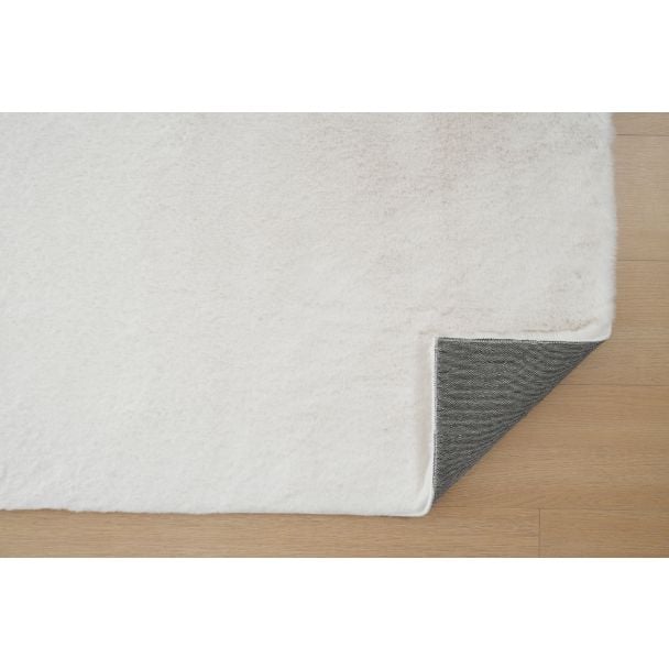 Denne produkten heter Rabbit Lux, laget av Polyester materiale med en vakker Offwhite farge – SE Mattor