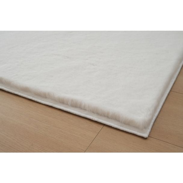 Denne produkten heter Rabbit Lux, laget av Polyester materiale med en vakker Offwhite farge – SE Mattor