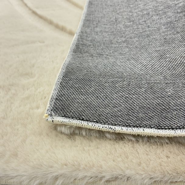 Denne produkten heter Rabbit Zen, laget av Polyester materiale med en vakker Lys Beige farge – SE Mattor