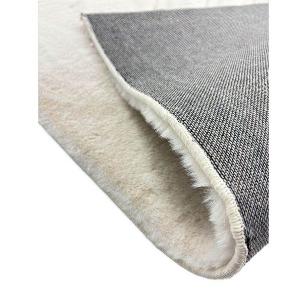 Denne produkten heter Rabbit Zen, laget av Polyester materiale med en vakker Offwhite farge – SE Mattor
