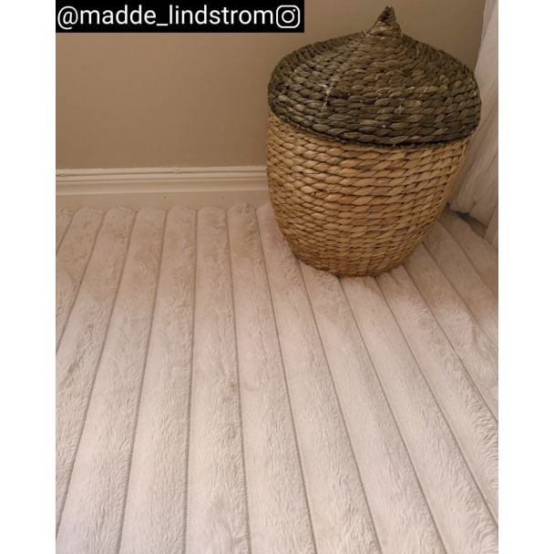 Denne produkten heter Rabbit Stripe, laget av Polyester materiale med en vakker Lys Beige farge – SE Mattor