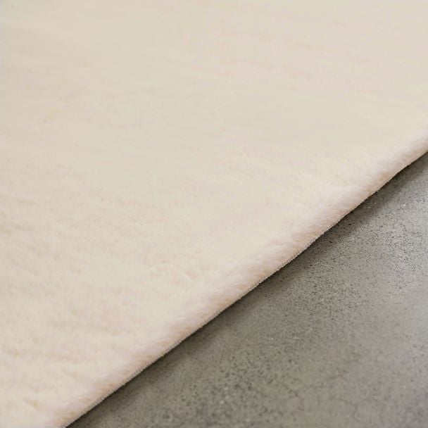 Denne produkten heter Rabbit Eco, laget av Polyester materiale med en vakker Offwhite farge – SE Mattor