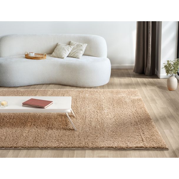Denne produkten heter Softy, laget av Polypropylen materiale med en vakker Mørk Beige farge – SE Mattor