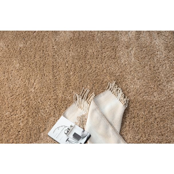 Denne produkten heter Softy, laget av Polypropylen materiale med en vakker Mørk Beige farge – SE Mattor