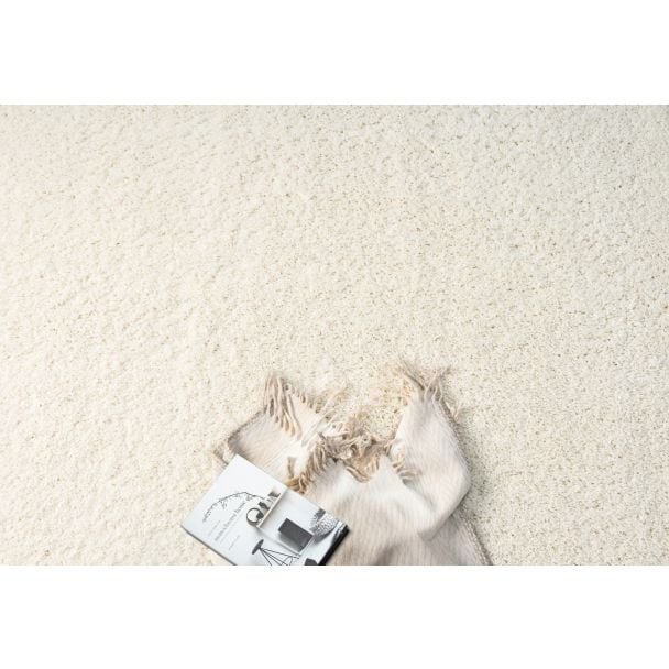 Denne produkten heter Softy, laget av Polypropylen materiale med en vakker Offwhite farge – SE Mattor