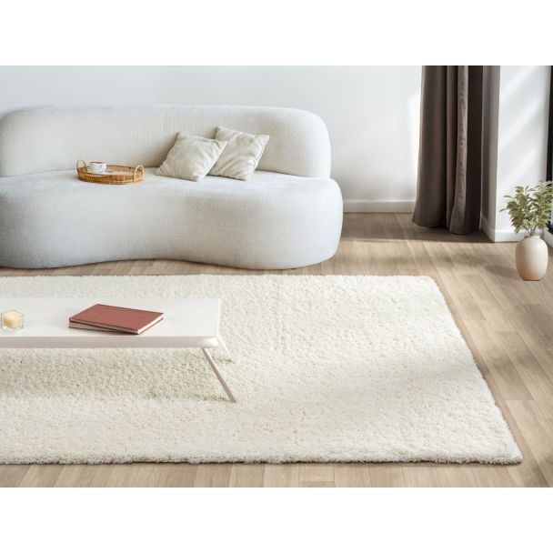 Denne produkten heter Softy, laget av Polypropylen materiale med en vakker Offwhite farge – SE Mattor