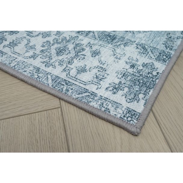 Denne produkten heter Vero Flora, laget av Polyester materiale med en vakker Blå farge – SE Mattor