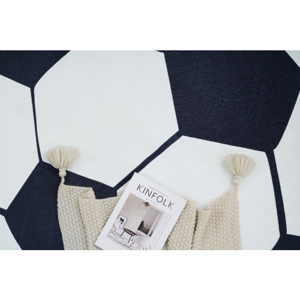 Denne produkten heter Zappy Football, laget av Polyester materiale med en vakker Hvit/Svart farge – SE Mattor